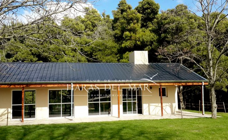 nuevo,  moderno, optimo,hemroso chalet de 4 ambientes, con garaje ,parque y galería