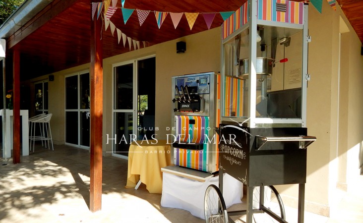 nuevo,  moderno, optimo,hemroso chalet de 4 ambientes, con garaje ,parque y galería