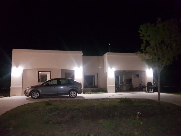 nuevo,  moderno, optimo,hemroso chalet de 4 ambientes, con garaje ,parque y galería