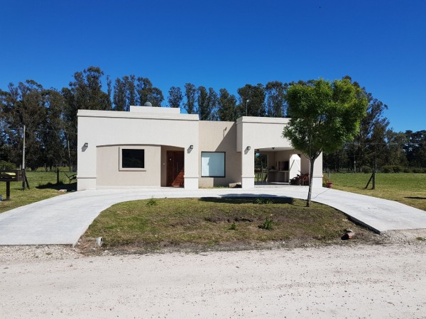 nuevo,  moderno, optimo,hemroso chalet de 4 ambientes, con garaje ,parque y galería