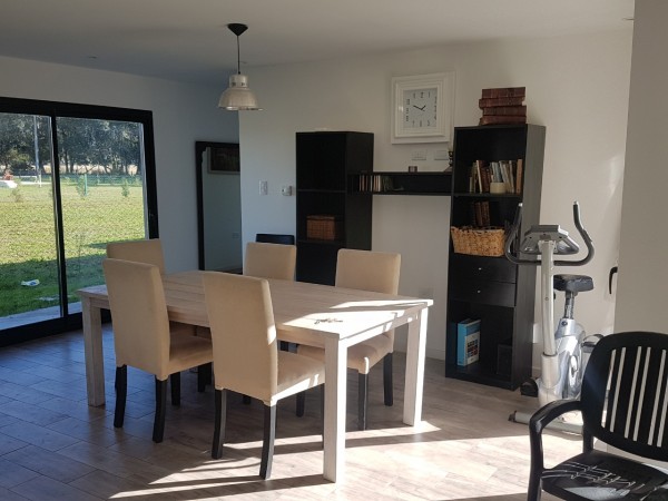 nuevo,  moderno, optimo,hemroso chalet de 4 ambientes, con garaje ,parque y galería