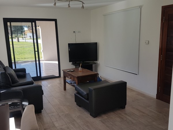 nuevo,  moderno, optimo,hemroso chalet de 4 ambientes, con garaje ,parque y galería