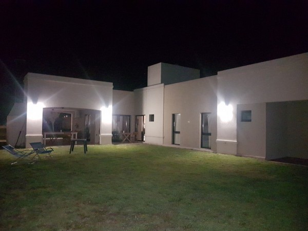 nuevo,  moderno, optimo,hemroso chalet de 4 ambientes, con garaje ,parque y galería