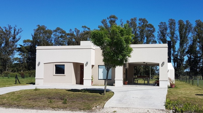 nuevo,  moderno, optimo,hemroso chalet de 4 ambientes, con garaje ,parque y galería