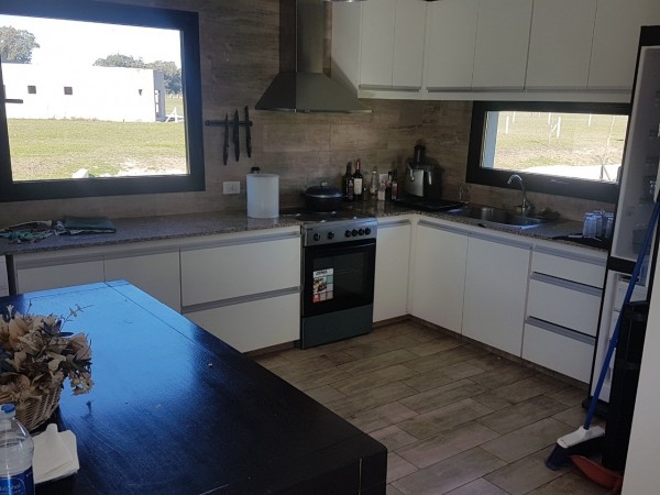 nuevo,  moderno, optimo,hemroso chalet de 4 ambientes, con garaje ,parque y galería