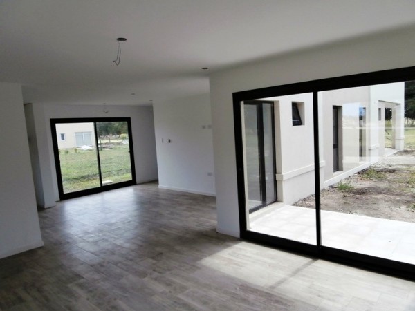 nuevo,  moderno, optimo,hemroso chalet de 4 ambientes, con garaje ,parque y galería