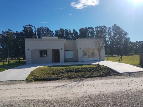 nuevo,  moderno, optimo,hemroso chalet de 4 ambientes, con garaje ,parque y galería