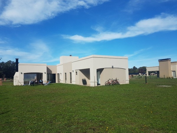 nuevo,  moderno, optimo,hemroso chalet de 4 ambientes, con garaje ,parque y galería