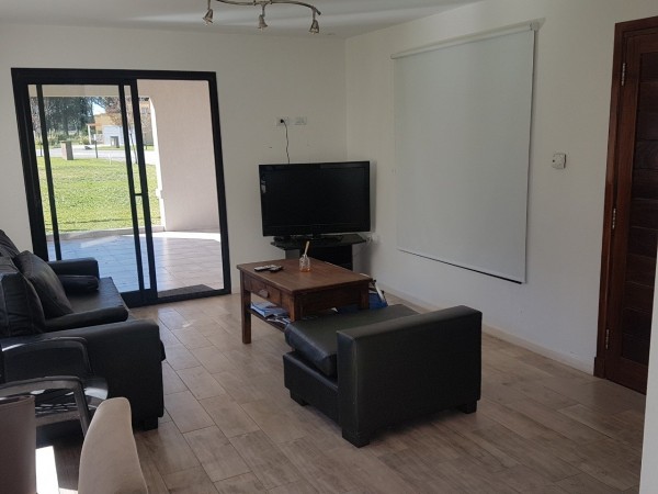 nuevo,  moderno, optimo,hemroso chalet de 4 ambientes, con garaje ,parque y galería