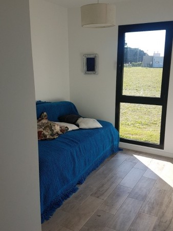 nuevo,  moderno, optimo,hemroso chalet de 4 ambientes, con garaje ,parque y galería