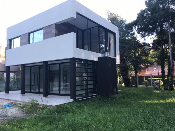 VENTA BOSQUE PERALTA RAMOS !!!! CHALET  MODERNO,  HERMOSO, NUEVO 