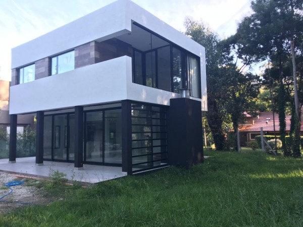 VENTA BOSQUE PERALTA RAMOS !!!! CHALET  MODERNO,  HERMOSO, NUEVO 