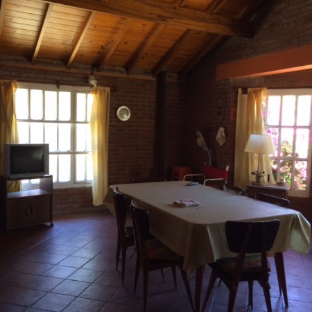 CON RENTA !!!! hermoso chalecito en acantilados, gran parque