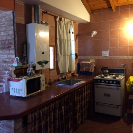 CON RENTA !!!! hermoso chalecito en acantilados, gran parque