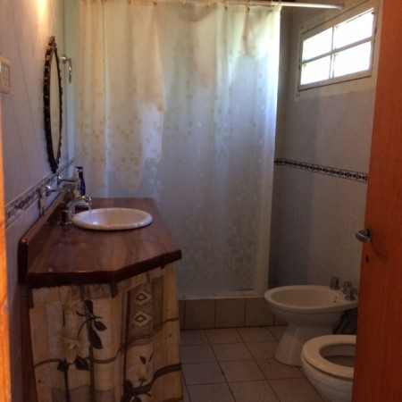 CON RENTA !!!! hermoso chalecito en acantilados, gran parque