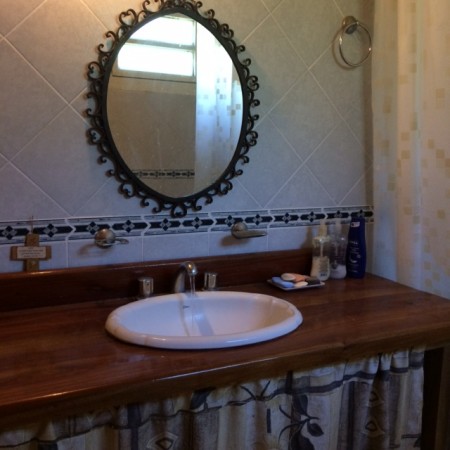 CON RENTA !!!! hermoso chalecito en acantilados, gran parque