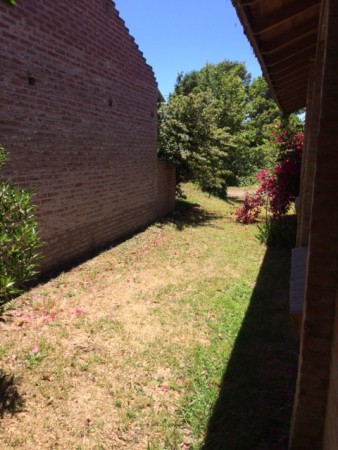 CON RENTA !!!! hermoso chalecito en acantilados, gran parque