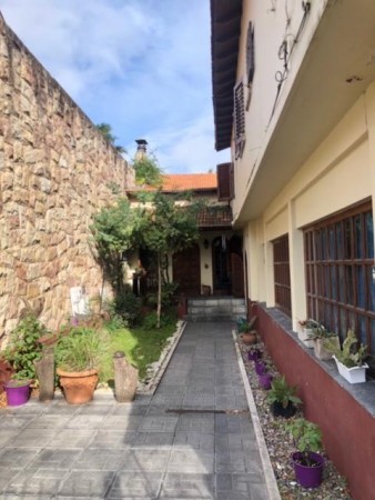 chalet playa grande, parque, garaje doble y departamento de entrada independiente.