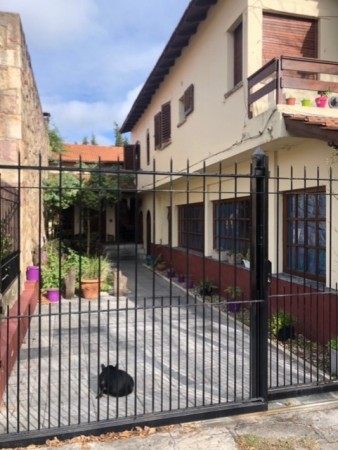 chalet playa grande, parque, garaje doble y departamento de entrada independiente.