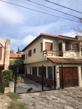 chalet playa grande, parque, garaje doble y departamento de entrada independiente.