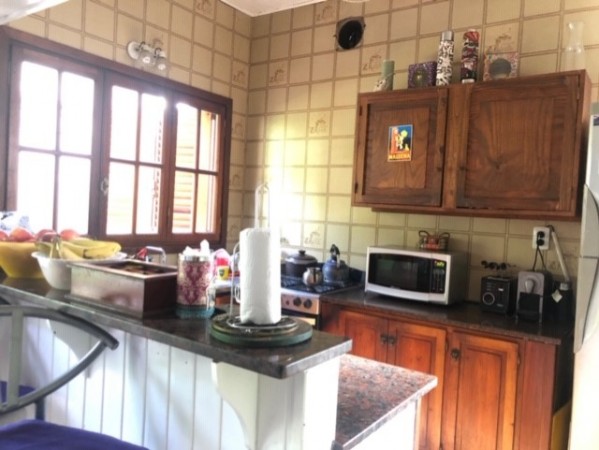 chalet playa grande, parque, garaje doble y departamento de entrada independiente.