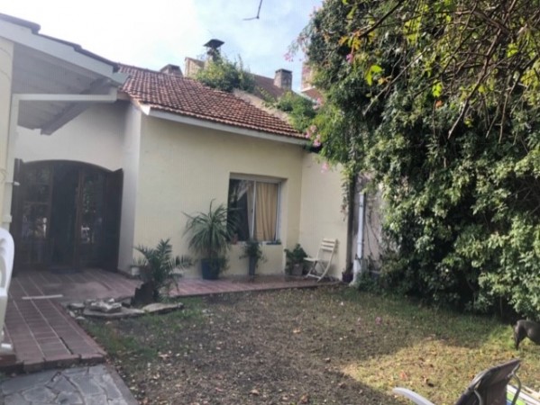 chalet playa grande, parque, garaje doble y departamento de entrada independiente.