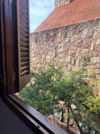 chalet playa grande, parque, garaje doble y departamento de entrada independiente.