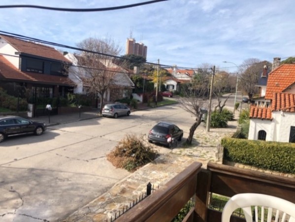 chalet playa grande, parque, garaje doble y departamento de entrada independiente.