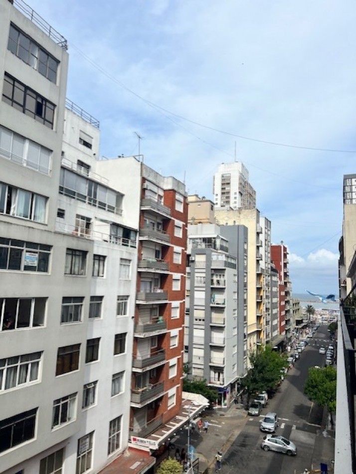 EVALUE, VEALO, BUSCA ESTILO ???  departamento AMPLISIMO,  señorial DE  3 amb con dependencia,  dormitorios al frente con balcon, microcentro, a un paso de  todo lo que necesite y del mar, EXCELENTE OPCION DE COMRPA !!!  