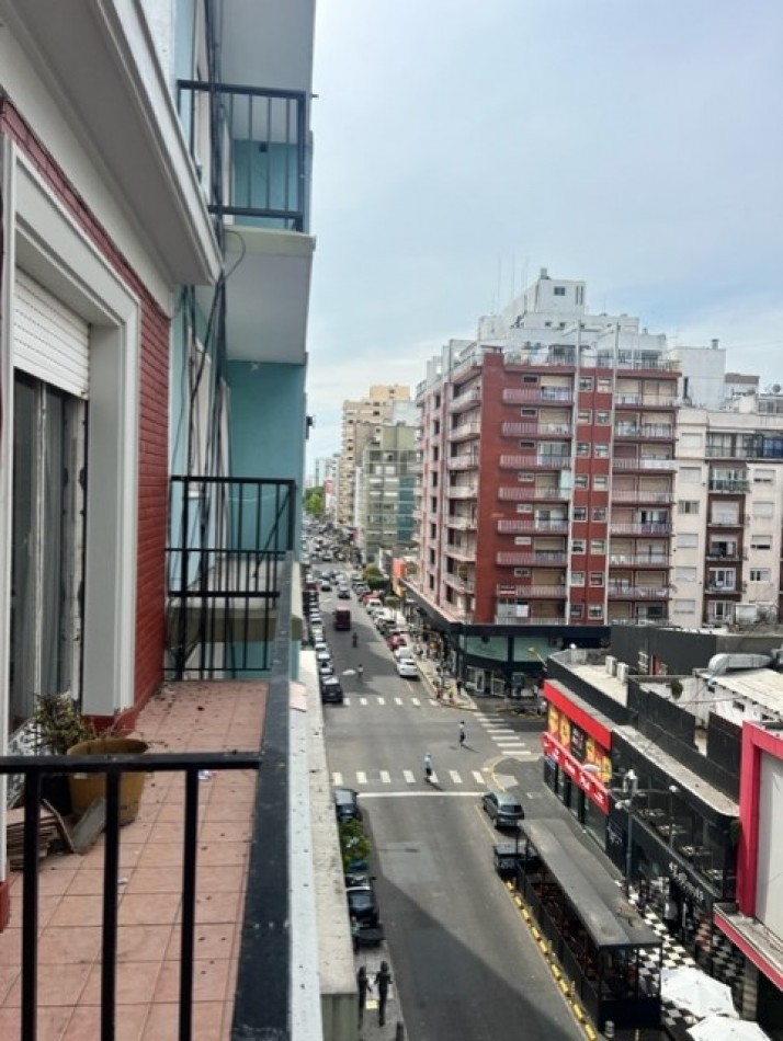 EVALUE, VEALO, BUSCA ESTILO ???  departamento AMPLISIMO,  señorial DE  3 amb con dependencia,  dormitorios al frente con balcon, microcentro, a un paso de  todo lo que necesite y del mar, EXCELENTE OPCION DE COMRPA !!!  