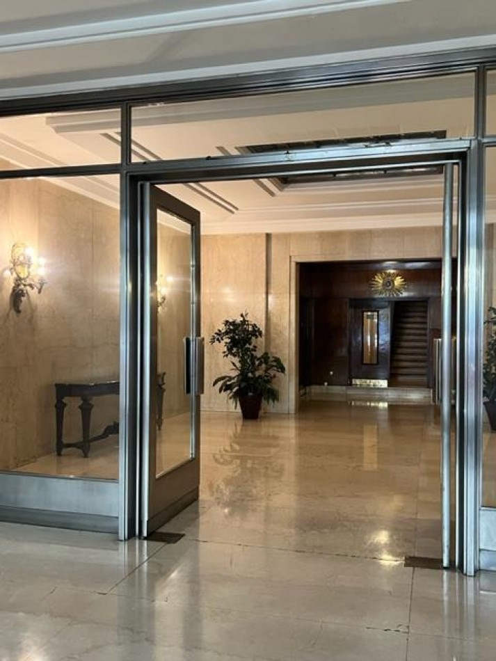 EVALUE, VEALO, BUSCA ESTILO ???  departamento AMPLISIMO,  señorial DE  3 amb con dependencia,  dormitorios al frente con balcon, microcentro, a un paso de  todo lo que necesite y del mar, EXCELENTE OPCION DE COMRPA !!!  