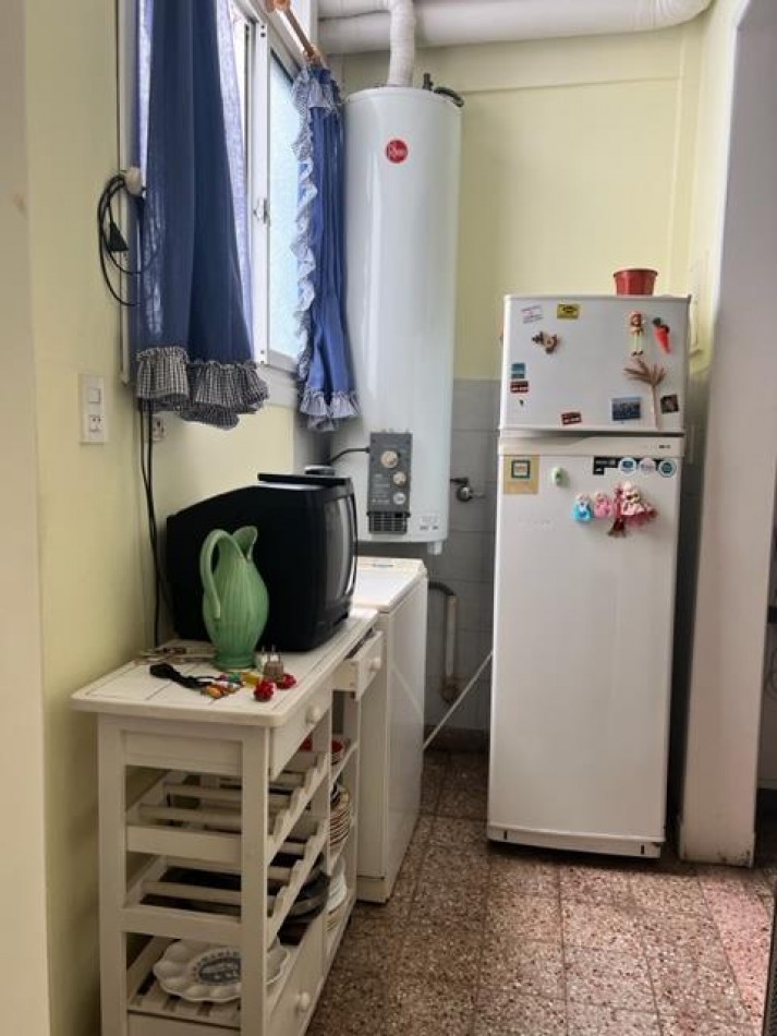 EVALUE, VEALO, BUSCA ESTILO ???  departamento AMPLISIMO,  señorial DE  3 amb con dependencia,  dormitorios al frente con balcon, microcentro, a un paso de  todo lo que necesite y del mar, EXCELENTE OPCION DE COMRPA !!!  