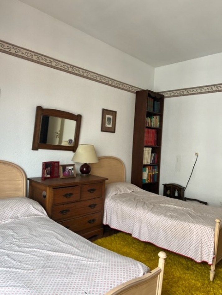 EVALUE, VEALO, BUSCA ESTILO ???  departamento AMPLISIMO,  señorial DE  3 amb con dependencia,  dormitorios al frente con balcon, microcentro, a un paso de  todo lo que necesite y del mar, EXCELENTE OPCION DE COMRPA !!!  