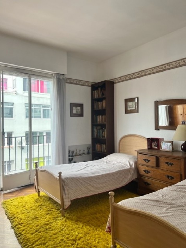 EVALUE, VEALO, BUSCA ESTILO ???  departamento AMPLISIMO,  señorial DE  3 amb con dependencia,  dormitorios al frente con balcon, microcentro, a un paso de  todo lo que necesite y del mar, EXCELENTE OPCION DE COMRPA !!!  