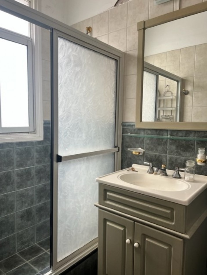 EVALUE, VEALO, BUSCA ESTILO ???  departamento AMPLISIMO,  señorial DE  3 amb con dependencia,  dormitorios al frente con balcon, microcentro, a un paso de  todo lo que necesite y del mar, EXCELENTE OPCION DE COMRPA !!!  