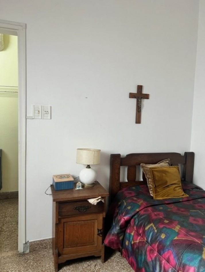 EVALUE, VEALO, BUSCA ESTILO ???  departamento AMPLISIMO,  señorial DE  3 amb con dependencia,  dormitorios al frente con balcon, microcentro, a un paso de  todo lo que necesite y del mar, EXCELENTE OPCION DE COMRPA !!!  