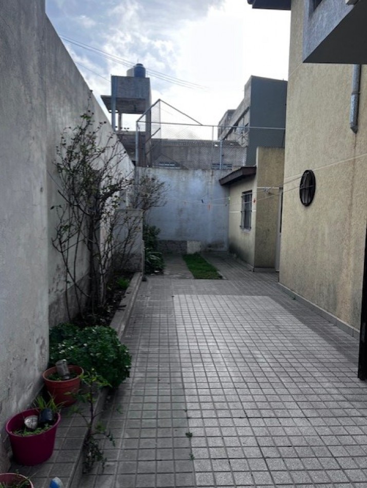 MAR DEL PLATA,  VENTA DUPLEX de 4  amb. CON PATIO, ENTRADA DE AUTO Y UN DORM. EN P.B. ,  ideal !!!