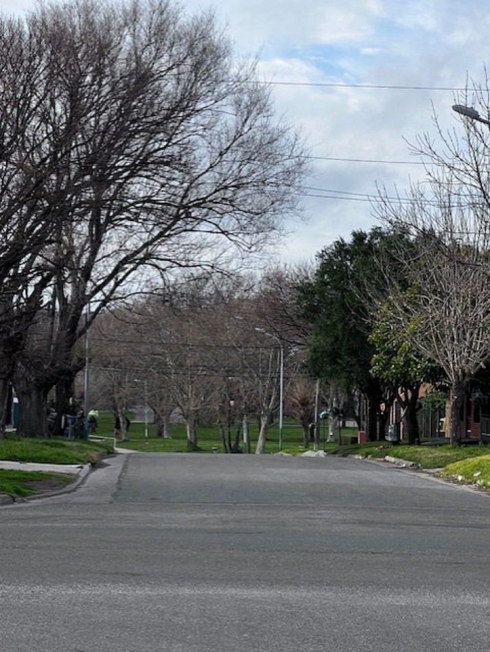 MAR DEL PLATA,  VENTA DUPLEX de 4  amb. CON PATIO, ENTRADA DE AUTO Y UN DORM. EN P.B. ,  ideal !!!