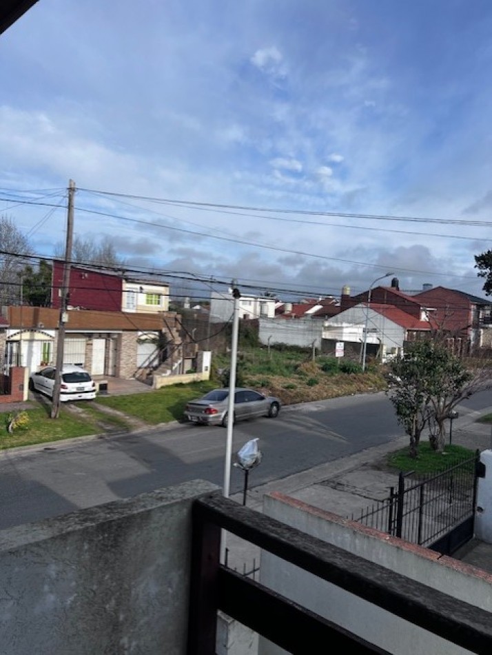 MAR DEL PLATA,  VENTA DUPLEX de 4  amb. CON PATIO, ENTRADA DE AUTO Y UN DORM. EN P.B. ,  ideal !!!