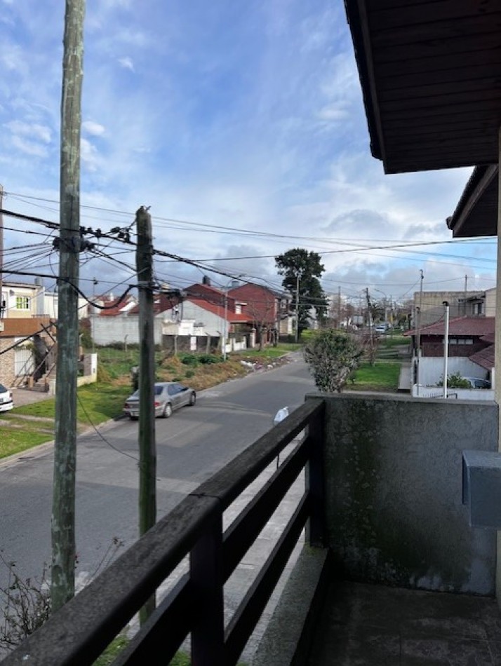 MAR DEL PLATA,  VENTA DUPLEX de 4  amb. CON PATIO, ENTRADA DE AUTO Y UN DORM. EN P.B. ,  ideal !!!