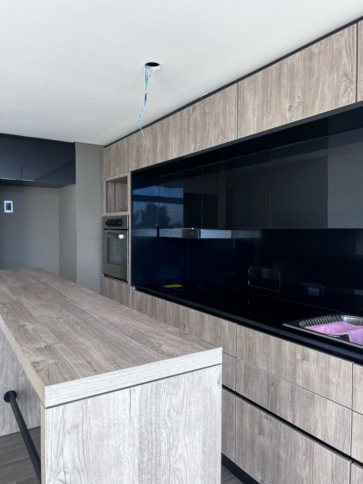 DEPARTAMENTO 2 AMBIENTES CON COCHERA EN EDIFICIO NUEVO FRENTE AL MAR!