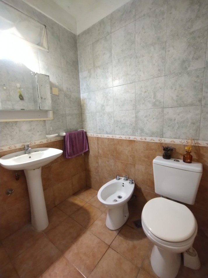 VENTA DEPARTAMENTO, 3 AMB. CON DEPENDENCIAS COMPLETAS, AL FRENTE CON BALCON Y PATIO, ZONA CENTRO !!!!