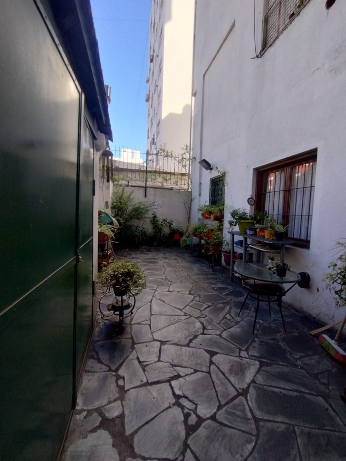 VENTA DEPARTAMENTO, 3 AMB. CON DEPENDENCIAS COMPLETAS, AL FRENTE CON BALCON Y PATIO, ZONA CENTRO !!!!