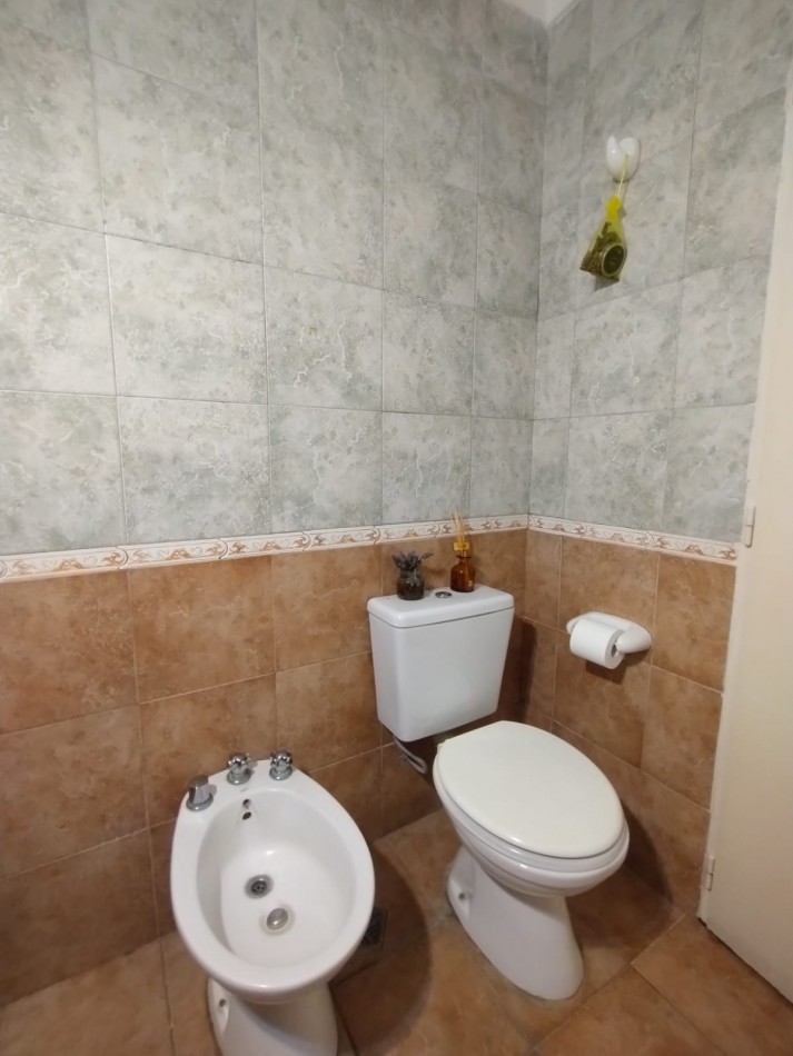 VENTA DEPARTAMENTO, 3 AMB. CON DEPENDENCIAS COMPLETAS, AL FRENTE CON BALCON Y PATIO, ZONA CENTRO !!!!