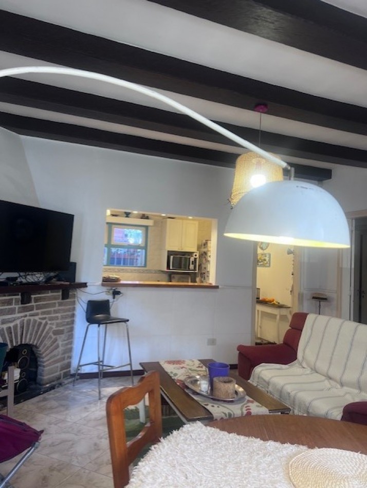 VENTA CHALET  ZONA GUEMES, A METROS DEL SHOPPING, CHALET TIPICO MDP, 3 amb. mas dependencias dobles con baño, garaje y patio 