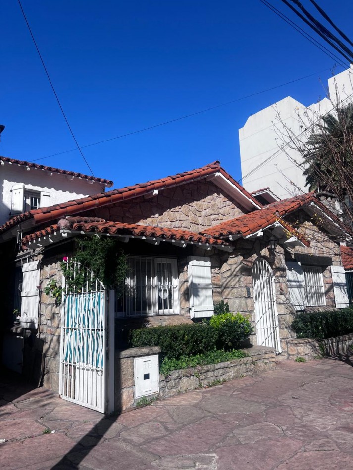 VENTA CHALET  ZONA GUEMES, A METROS DEL SHOPPING, CHALET TIPICO MDP, 3 amb. mas dependencias dobles con baño, garaje y patio 