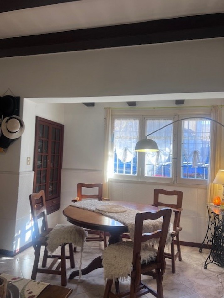 VENTA CHALET  ZONA GUEMES, A METROS DEL SHOPPING, CHALET TIPICO MDP, 3 amb. mas dependencias dobles con baño, garaje y patio 