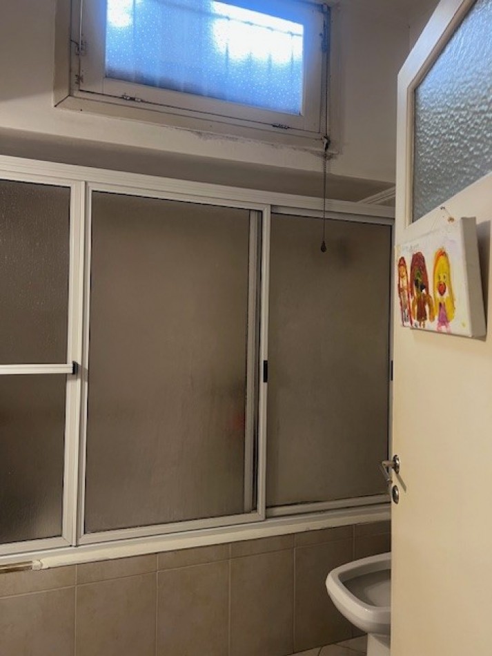 VENTA CHALET  ZONA GUEMES, A METROS DEL SHOPPING, CHALET TIPICO MDP, 3 amb. mas dependencias dobles con baño, garaje y patio 