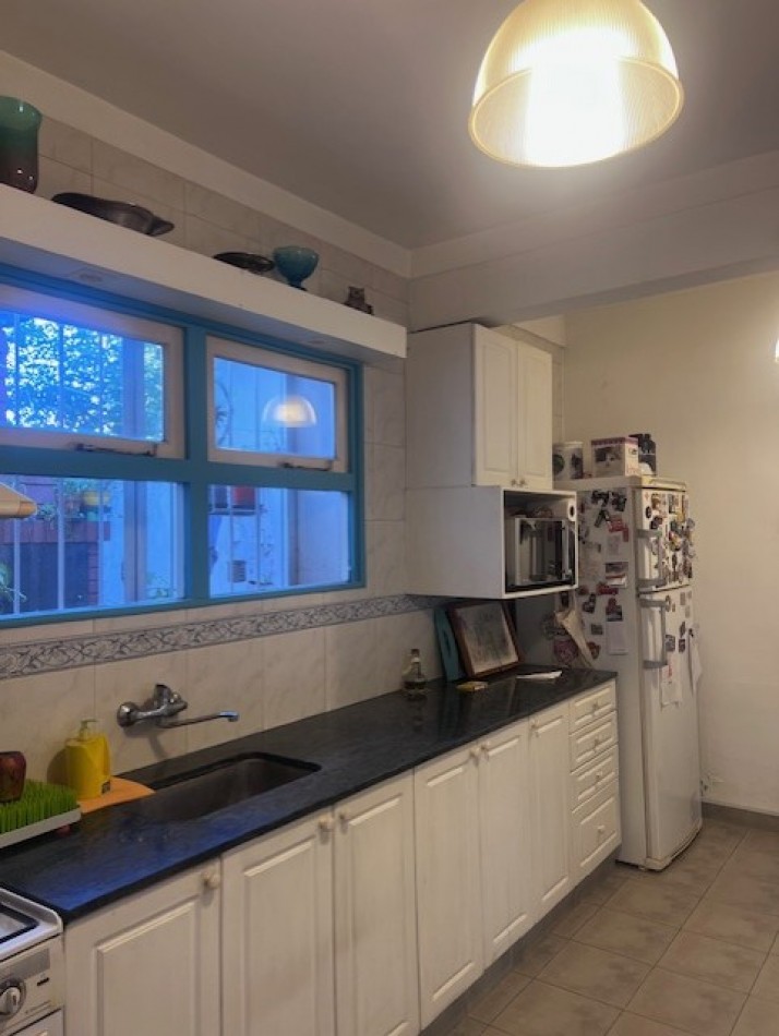 VENTA CHALET  ZONA GUEMES, A METROS DEL SHOPPING, CHALET TIPICO MDP, 3 amb. mas dependencias dobles con baño, garaje y patio 