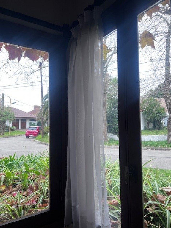 VENTA HERMOSO CHALET UBICADO EN PINOS DE ANCHORENA, 5 AMB. PARQUE, PILETA, GJE./ QUINCHO, VISITELA